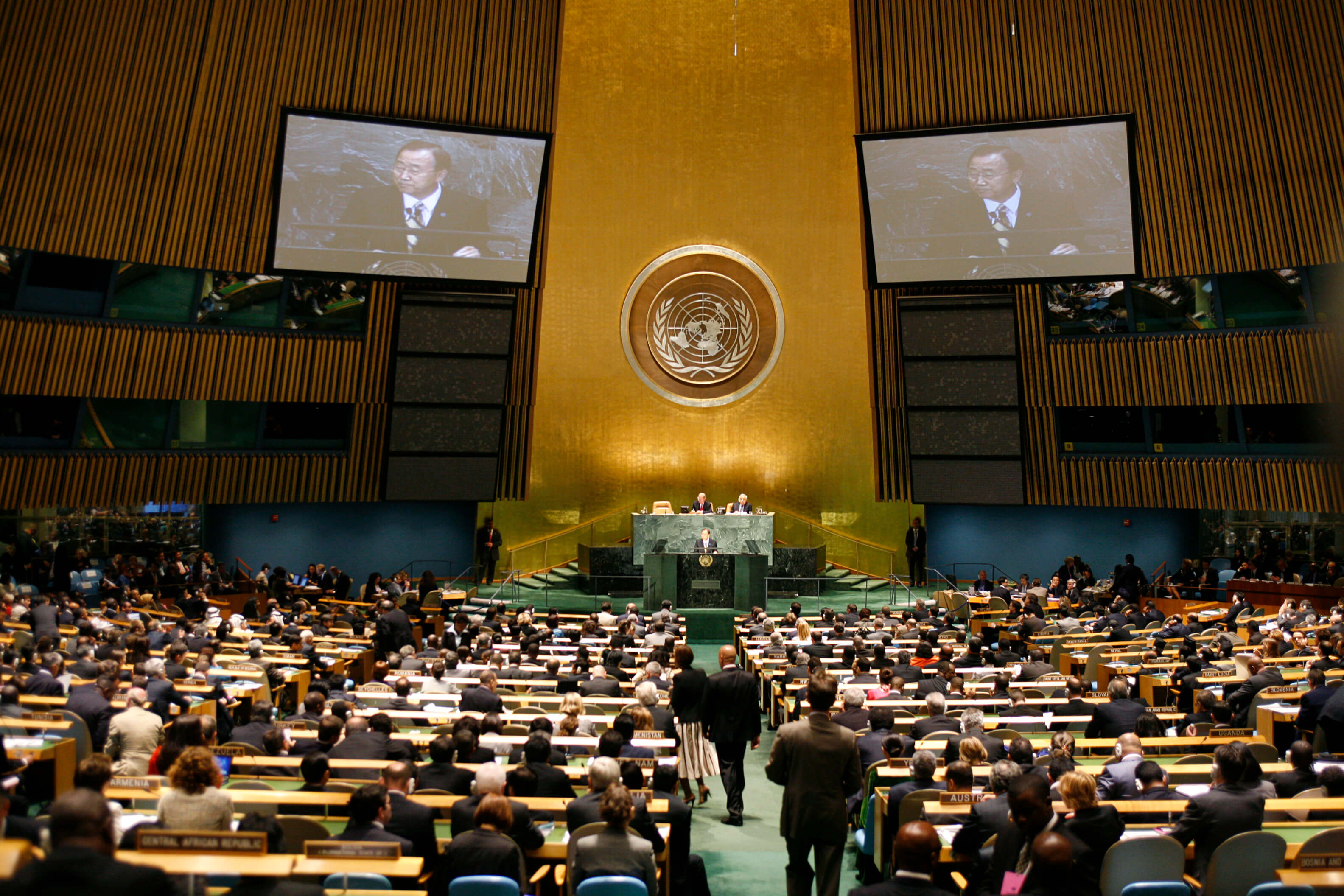 Зал оон. Зал Генеральной Ассамблеи ООН. Генеральная конференция ООН. Дуайт Эйзенхауэр Генеральная Ассамблея ООН. Саммит тысячелетия ООН 2000.